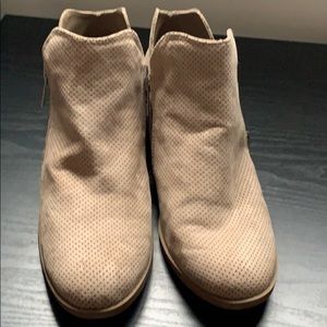 SUPER CUTE! Universal Threads Ankle booties 9.